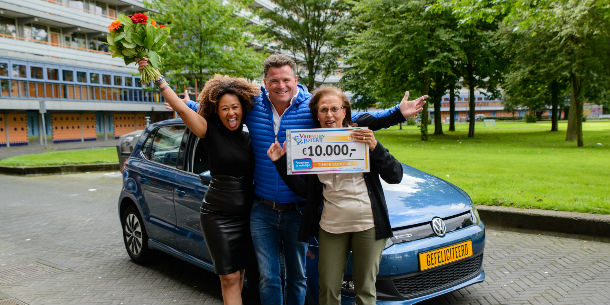 VriendenLoterij-ambassadeur Wolter Kroes verrast Georgette uit Zuidoost met 10.000 euro en een auto