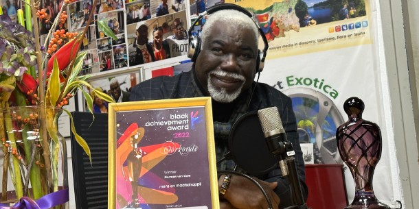 Radiomaker Norman van Gom winnaar Black Achievement Award: ‘Zo lang ik kan praten, wil ik radio maken’