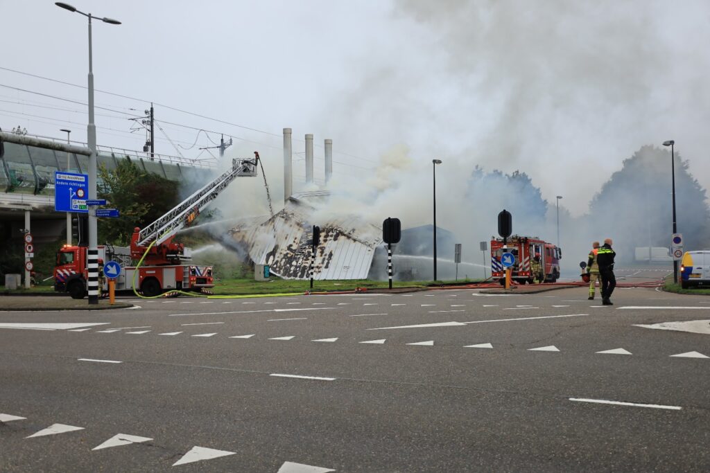 Brand in gebouw langs Burgemeester Stramanweg
