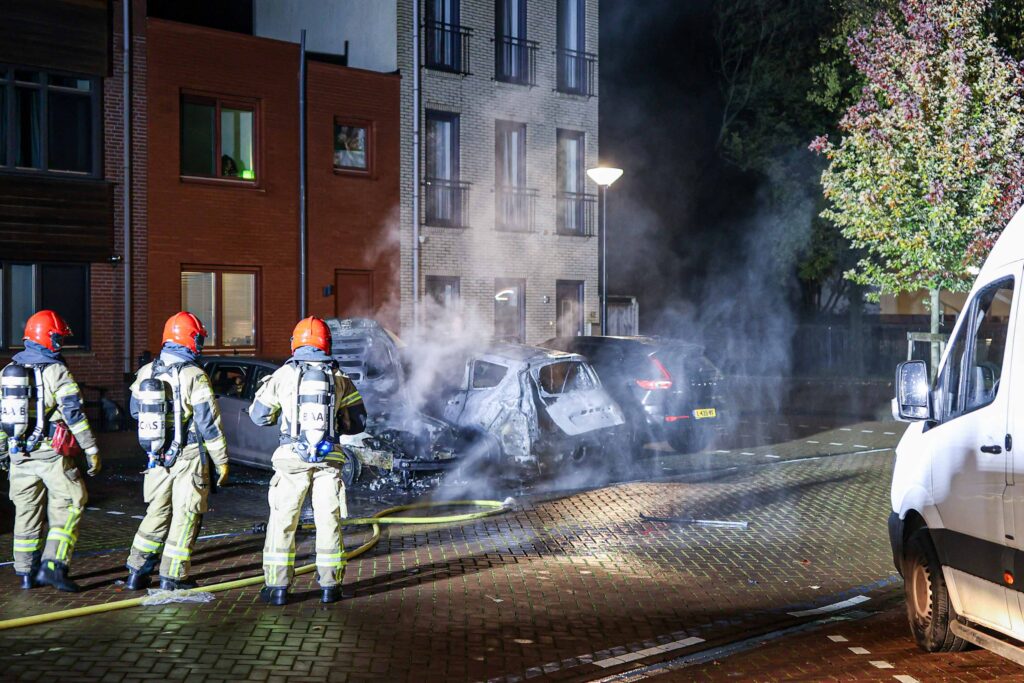 Twee auto’s volledig uitgebrand aan de Drostenburg